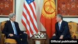 Президент Алмазбек Атамбаев менен АКШ мамкатчысы Жон Керри. Бишкек. 31-октябрь