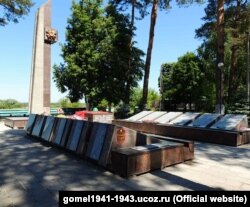 Пам’ятник на братській могилі радянських воїнів, які загинули при форсуванні річки Сож. Серед загиблих було багато мобілізованих мешканців Стародубщини. Додому повернулася лише десята частина мобілізованих. Селище Чонки, Гомельська область, Білорусь