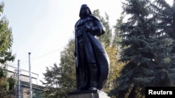 В Одесі місцевий художник Олександр Мілов перетворив пам'ятник Леніну на пам'ятник Дарту Вейдеру. ​Одеса, 23 жовтня 2015 року