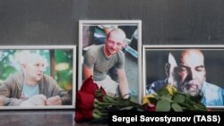 Портреты погибших журналиста Орхана Джемаля, оператора Кирилла Радченко и режиссера Александра Расторгуева.  