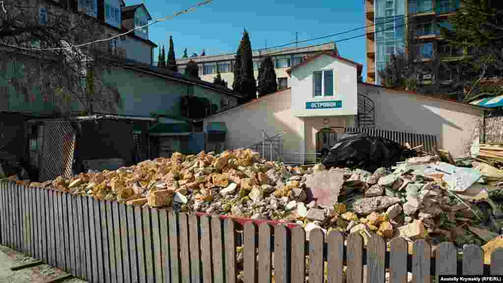 Naberejnaya soqağınıñ bir tarafında, keçken yılnıñ talaplarına köre, eski binalarnı yıqalar