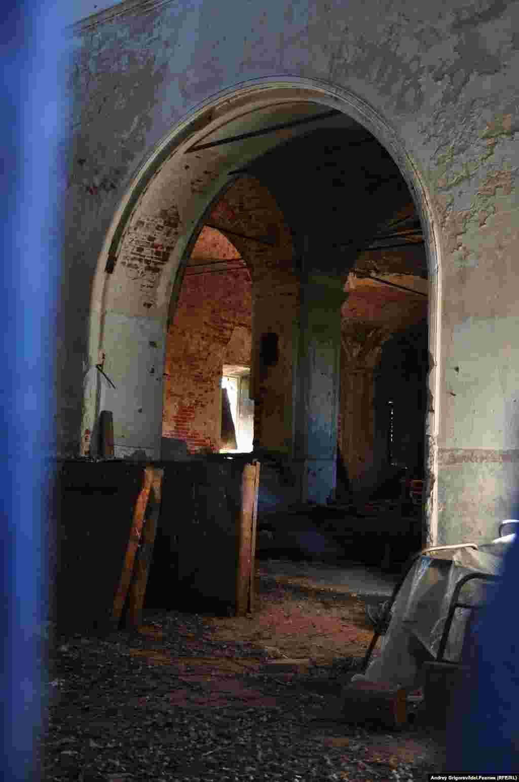 Внутрь не попасть, но сквозь зазор в воротах можно рассмотреть детали интерьера. Говорят, при советской власти внутри устроили склад удобрений.&nbsp;