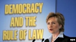 Сенатор Хиллари Клинтон и бывший президент Билл Клинтон не только однофамильцы