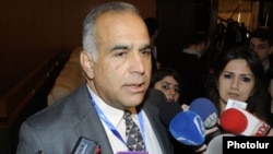 Азербайджан - Лидер партии «Наследие» Раффи Ованнисян отвечает на вопросы журналистов в Баку, 22 ноября 2012 г.