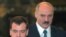 Президент Беларуси Александр Лукашенко стоит позади президента России Дмитрия Медведева. Москва, 3 февраля 2009 года.