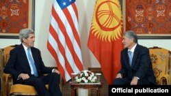 Президент Алмазбек Атамбаев менен АКШ мамкатчысы Жон Керри. Бишкек. 31-октябрь