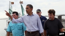 باراک اوباما در حال دیدار از سواحل ایالت لویزیانا