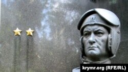 Moskvada Amet Han Sultannıñ mezarındaki abide