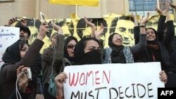 عفو بین الملل می گوید که در پی اعتراض های دانشجویی، دهها تن از معترضین بازداشت شده اند.