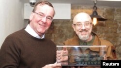 Almaniyanın müdafiə naziri Boris Pistorius ukraynalı həmkarı Oleksi Reznikovla  Leopard 2 tankının modelini nümayiş etdirir