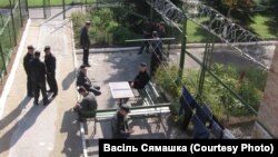 Ілюстрацыйнае фота. Вязьні папраўчай калёніі № 3 у Віцебску на прагулцы