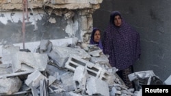 Палестинки на мястото на жилищна сграда, разрушена след израелски удар в Хан Юнис в Ивицата Газа, 3 май 2025 г.