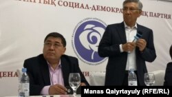 Лидер Общенациональной социал-демократической партии (ОСДП) Жармахан Туякбай (справа) и журналист Ермурат Бапи на внеочередном съезде ОСДП. Алматы, 26 апреля  2019 года.