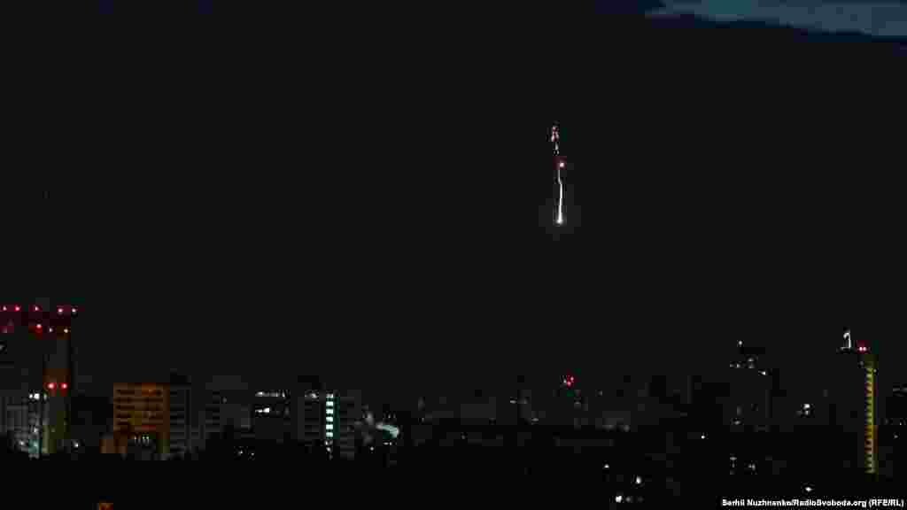 Момент збиття дрону у небі над Києвом