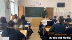 Российский военный ведет «профориентационное занятие» в классе Симферопольской школы №5. Крым, февраль 2025 года