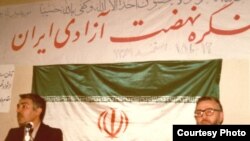 ابراهیم یزدی (راست) در سال ۱۹۸۳