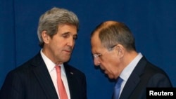 Orsýetiň daşary işler ministri S.Lawrow (sagda) amerikan kärdei J.Kerri bilen. Rim, 6-njy mart, 2014. 