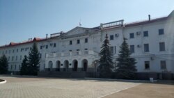 В этом здании Лазаревских казарм сейчас размещается севастопольский филиал МГУ