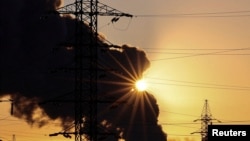 Дим піднімається над містом Львів після російської атаки, 19 листопада 2025 року