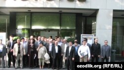 Ўзбекистон халқ ҳаракати қурултойи иштирокчилари.