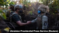 Президент Володимир Зеленський вітається із військовим під час поїздки на Донбас 14 жовтня 2020-го року