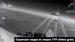Ураження радіопередавального пристрою «Голіаф» радіотелескопа РТ-70 під Євпаторією, скріншот кадру з відео ГУР