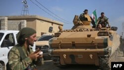 شبه نظامیان عرب سوری مورد حمایت ترکیه در شهر تل ابیض در نزدیکی مرز با ترکیه.