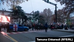 Ցուցարարները՝ Թբիլիսիի պետական համալսարանի շենքի մոտ, 1-ը դեկտեմբերի, 2024թ.