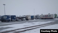 Десятки грузовых фур, следовавших в Таджикистан, застряли в Туркменистане