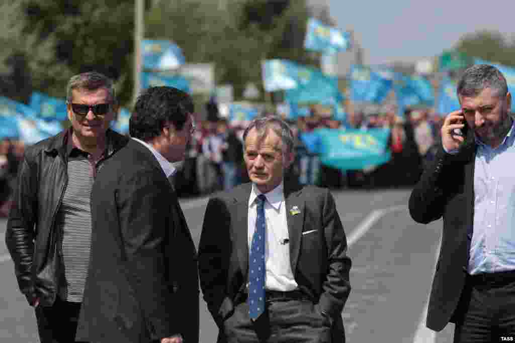 &laquo;Он&nbsp;(Джемилев &ndash; КР)&nbsp;был, конечно, очень рад, что народ так реагирует. Он чувствовал, что мы едины и что все правильно понимаем. Когда стало ясно, что его не пропустят, Мустафа-агъа попросил всех встречающих вернуться на полуостров&raquo;, &ndash; рассказывает Мустафа Османов