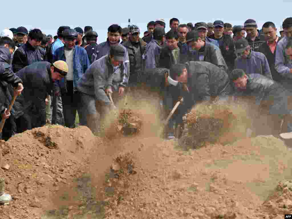 Похороны погибших во время беспорядков в Бишкеке. 9 апреля 2010 года.