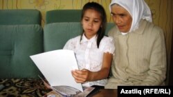 Әлфинә Сөләйманова әбисен үз казанышлары белән таныштыра.