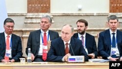 Уладзімір Пуцін наперадзе расейскай дэлегацыі ў Палацы незалежнасьці ў Менску, 27 чэрвеня 2025