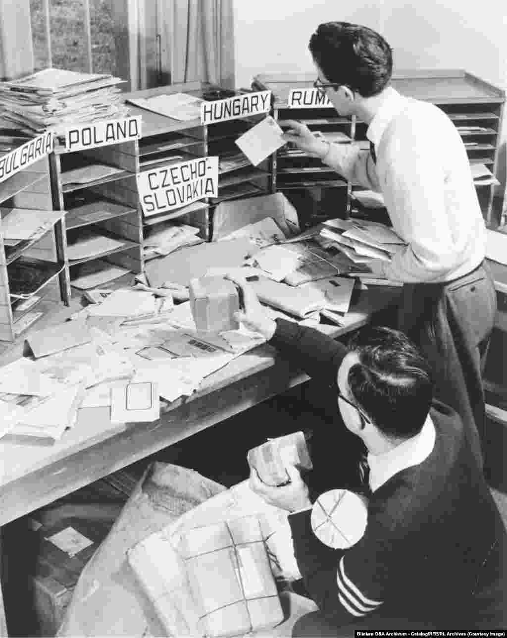 Супрацоўнікі Радыё Свабодная Эўропа ў штаб-кватэры ў Мюнхэне разьбіраюць пошту, атрыманую з краін трансьляцыі. РСЭ/РС было створана з мэтай «захаваць дух свабоды ў сэрцах і розумах палонных людзей», якія жывуць пры камунізьме ва Ўсходняй Эўропе.