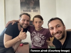 Олег Афанасьєв з режисером «Віддаленого гавкоту собак» Сімоном Леренґом Вілмонтом і асистентом режисера Азадом Сафаровим