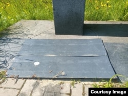 Заколоченная надпись на памятнике финским воинам в Сортавале