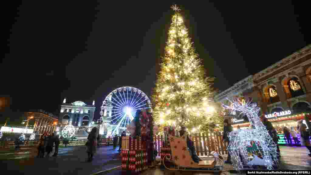 &laquo;Петриківський розпис&raquo;​,&nbsp;Контрактова площа.&nbsp;Головна ялинка Подолу заввишки 18 метрів прикрашена у стилі&nbsp;петриківського розпису