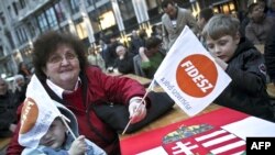 (архівна фотографія) Угорська жінка чекає на результати парламентських виборів, Будапешт, 11 квітня 2010