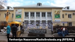 Активісти заблокували вхід у будівлю «Сбербанку» в Запоріжжі