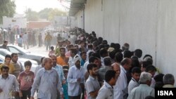 صف مردم در بندرعباس برای خرید مرغ در تابستان سال گذشته. 