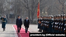 Экс-президент Алмазбек Атамбаев менен жаңы шайланган президент Сооронбай Жээнбеков. 24-ноябрь.