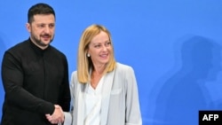 Ukrayna prezidenti Volodimir Zelenski Ukraynanın yenidən qurulması ilə bağlı konfrans çərçivəsində mətbuat konfransının sonunda İtaliyanın baş naziri Corca Meloni ilə əl sıxır.