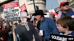 اعتصاب فیلمنامه نویسان باعث شدذه است تا برنامه گلدن گلوب برگزار نشود.