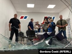 Президент Сербии Александар Вучич общается с прессой в разрушенном здании правящей Сербской прогрессивной партии 18 августа 2025 года