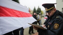 Міліцыянт складае пратаколы перад Менскім гарадзкім судом падчас працэсу над Эдуардам Пальчысам