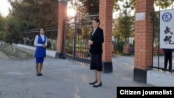 Учителя, дежурящие у ворот одной из районных школ в Ташкентской области, 4 октября 2019 года. 