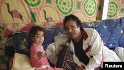 صحنه ای از بازی معمر قذافی با نوه اش که در میان متعلقات او پیدا شده است