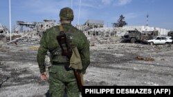 Бойовик російських гібридних сил біля руїн Міжнародного аеропорту «Луганськ», 11 вересня 2014 року