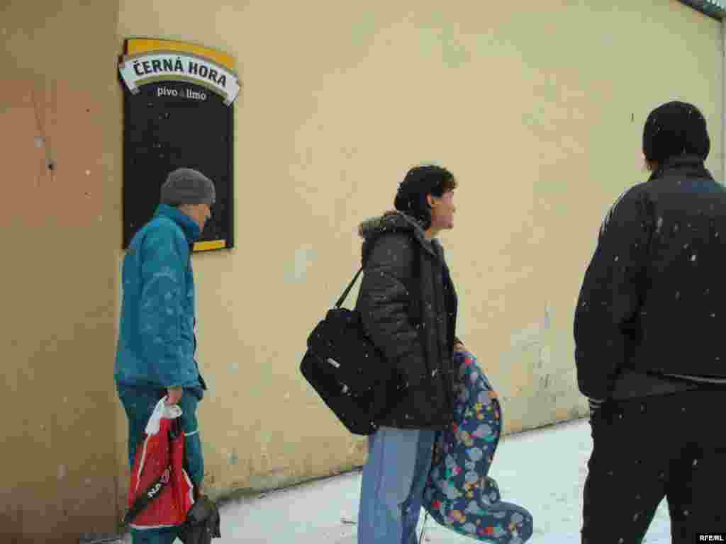 Казахские беженцы провожают семью Нургалиевых, которые добровольно едут в лагерь беженцев, чтобы избежать депортацию.   - Казахские беженцы стоят перед общежитием, где они нашли приют. Брно, 1 февраля 2009 года. 