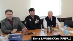 Слева направо: Ислам Сайдаев, помощник председателя Общественной палаты Чечни, ветеран войны в Афганистане Амрадди Керимов, заместитель секретаря Общественной палаты Абхазии Данил Убирия
